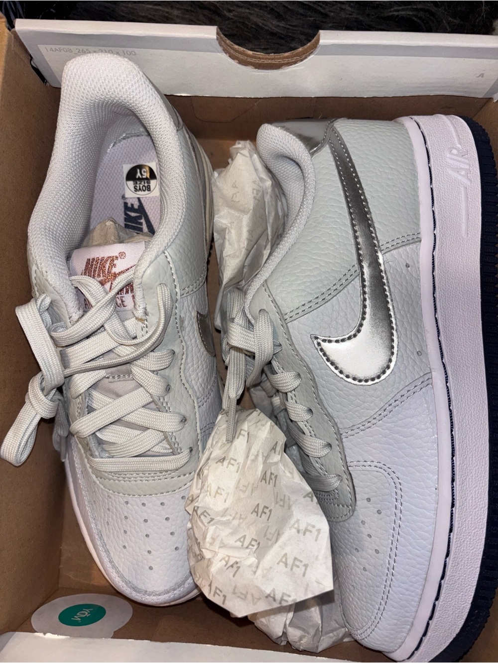 Nike Kids Low-Top Sneakers in Pure Platinum/Metallic Silver size 5Y